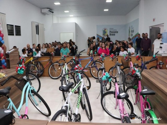 Pescaria Brava: Bicicletas ocupam plenrio da Cmara em noite de premiao a estudantes