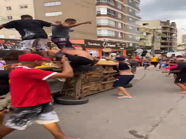 Participantes do Moto Laguna viram carro na avenida Senador Gallotti