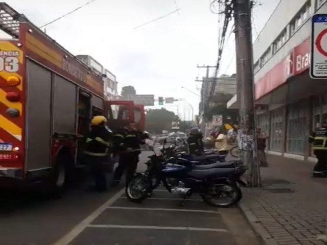 Em atualizao: fumaa em agncia bancria mobiliza PM e bombeiros