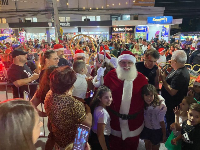 Chegada do Papai Noel a Tubaro encanta o pblico