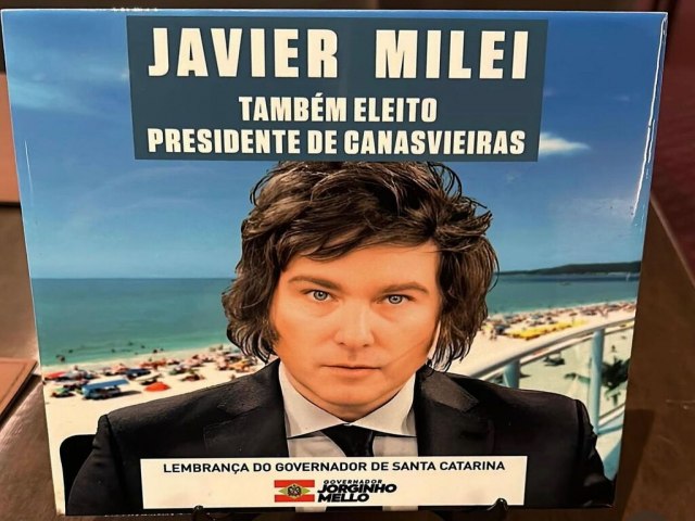 Jorginho Mello (PL) entrega placa para Javier Milei: 'Tambm eleito presidente de Canasvieiras'