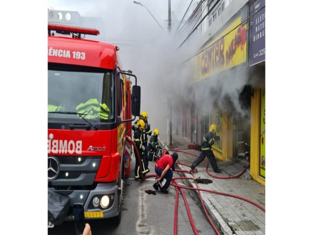 Incndio em loja no Centro de Imbituba mobiliza o Corpo de Bombeiros na manh desta segunda-feira