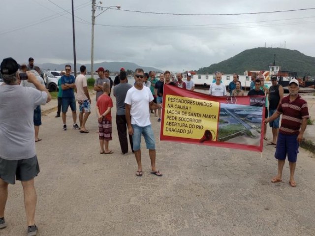 Em Laguna manifestantes pedem reabertura de rio dragado