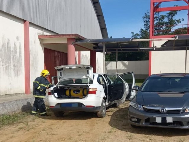 Cilindro de GNV de veculo estoura e causa vazamento