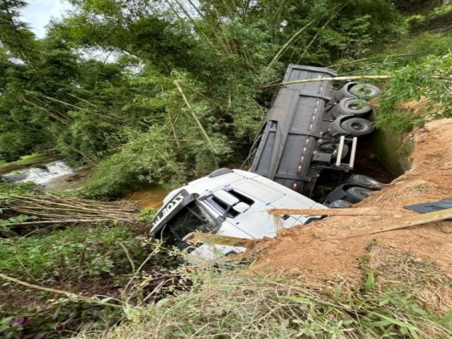 Acidente em So Ludgero: Caminho Cai de Ponte na Comunidade do Morro do Cruzeiro