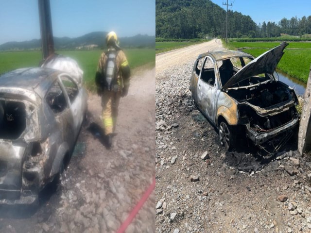 Veculo pega fogo na rodovia em Treze de Maio