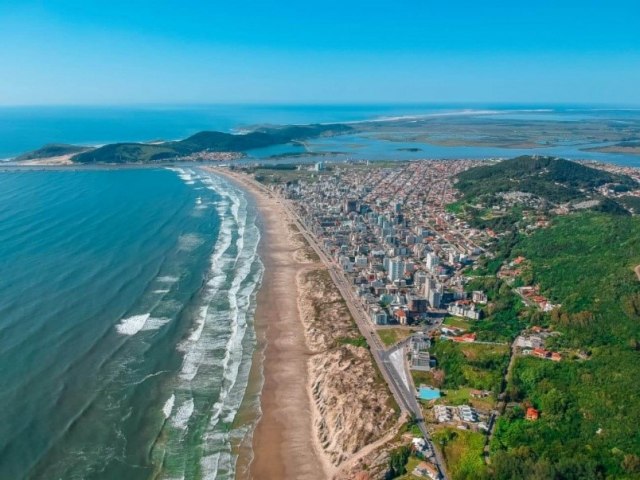 Laguna probe carros de som e instalao de barracas na orla na noite do Rveillon