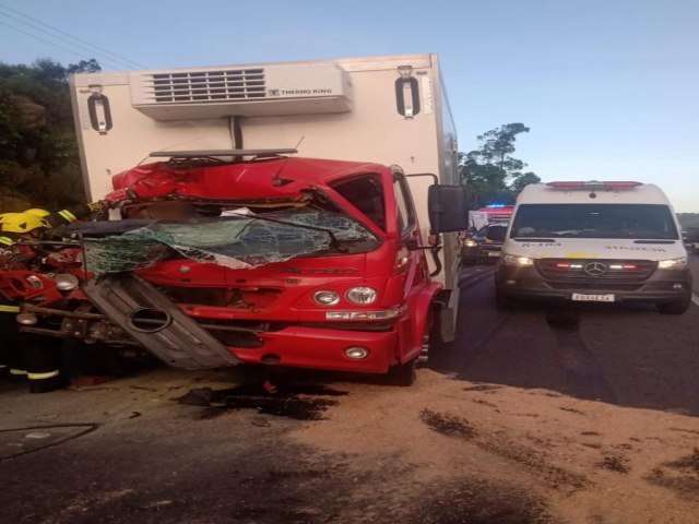 Acidente entre caminhes acaba em morte na BR-101, em Sango