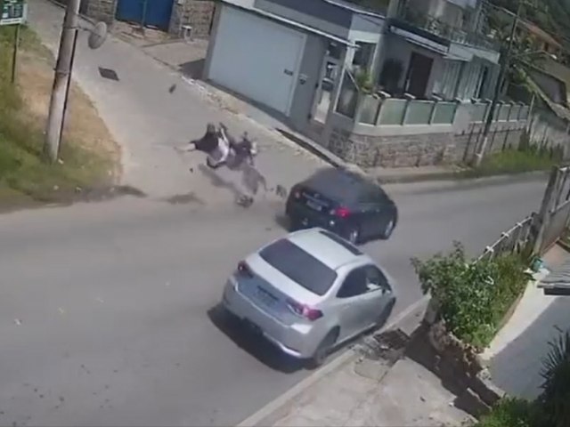 Laguna: Carro na contramo atropela motociclista na subida do Morro do Ir