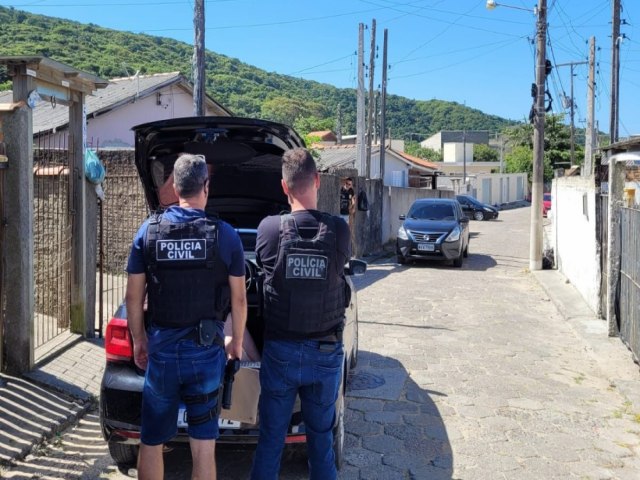 Operao da Polcia Civil desarticula ponto de drogas em Laguna