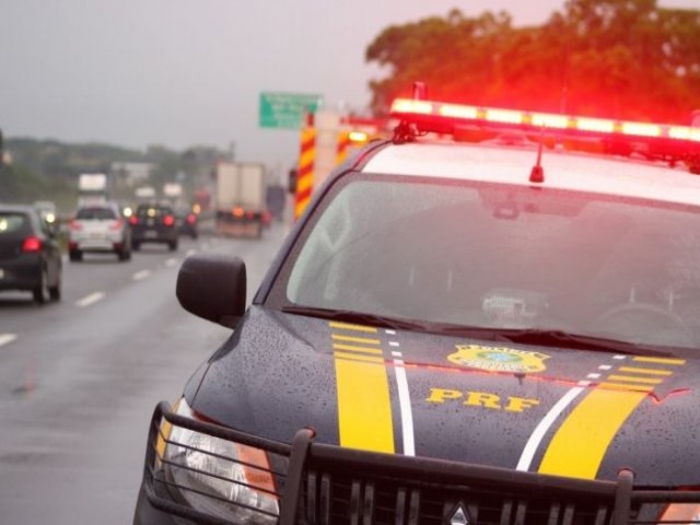 Coliso entre dois carros e um trator  registrada na marginal da BR-101