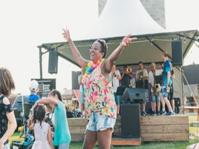 Carnaval no Parque com escola de samba agitar Capivari de Baixo em fevereiro