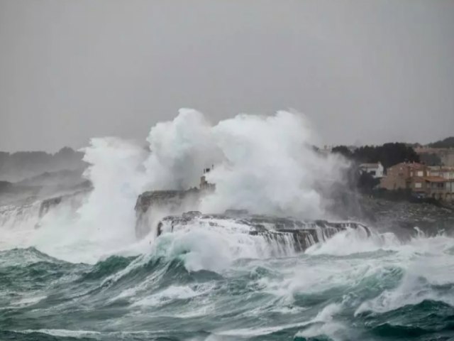 Mar agitado em Santa Catarina: Defesa Civil alerta para ondas de at 3 metros