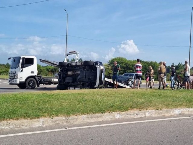 Veculo capota na manh deste sbado, na avenida Marronzinho