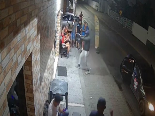 Cmera flagra homens sendo assassinados a sangue frio em bar de Navegantes