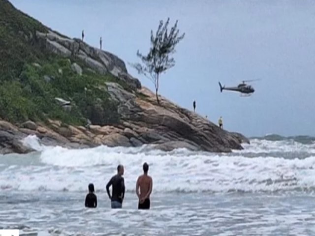 Surfista  resgatado de helicptero por equipe da Polcia Militar em Laguna