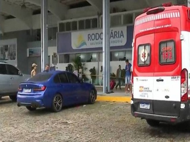 Jovens mortos em BMW em SC passaram mal aps comer cachorro-quente na praia 