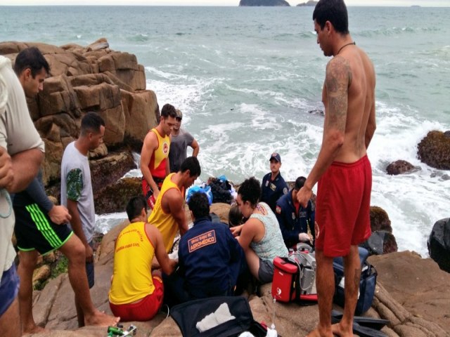 Guarda-vidas socorre adolescente aps convulso em praia