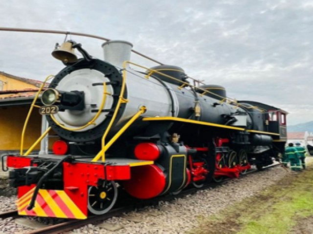 Locomotiva Maria-fumaa restaurada chegou  Lauro Mller na quinta-feira