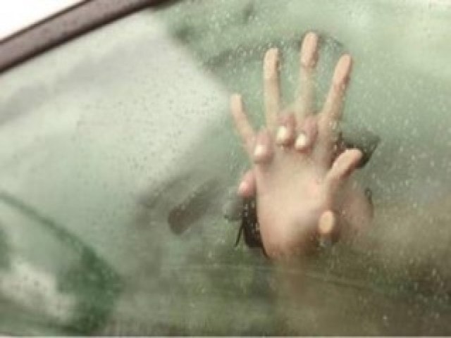 Casal  flagrado fazendo sexo dentro do carro na frente de estabelecimento comercial de Tubaro