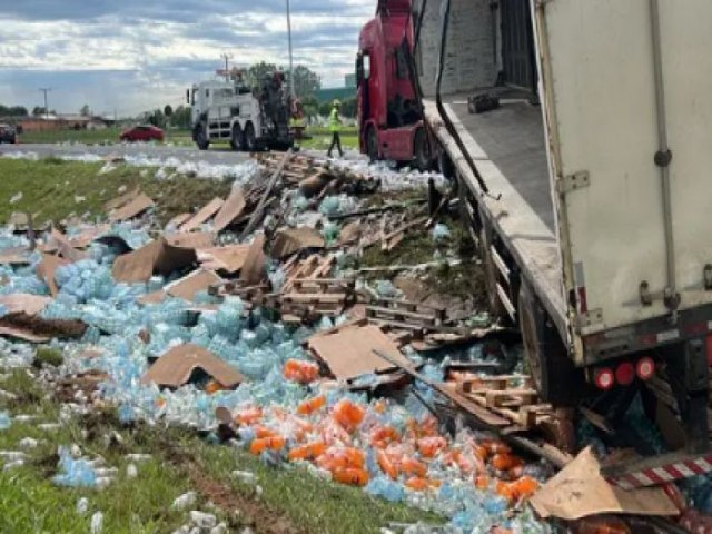 Ateno, motoristas! Carreta carregada com gua mineral tomba e bloqueia BR-101