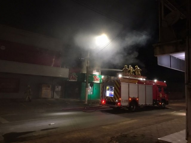 Incndio em supermercado mobiliza os bombeiros