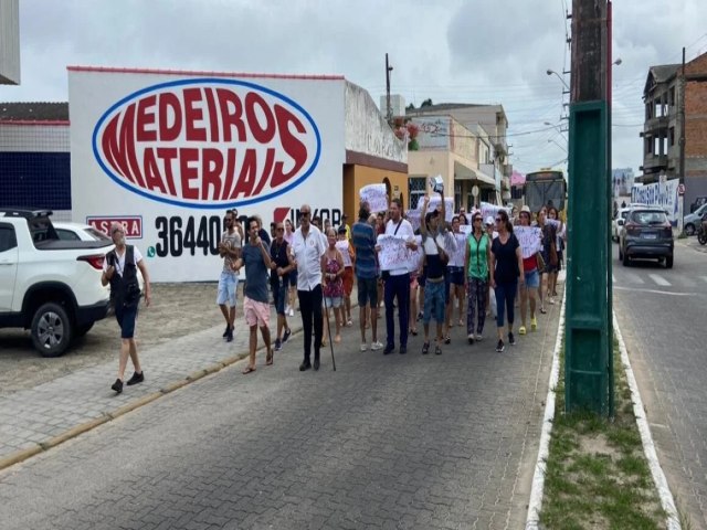 Atualizao: Manifestantes fazem protesto em Laguna para reivindicar volta das linhas de nibus