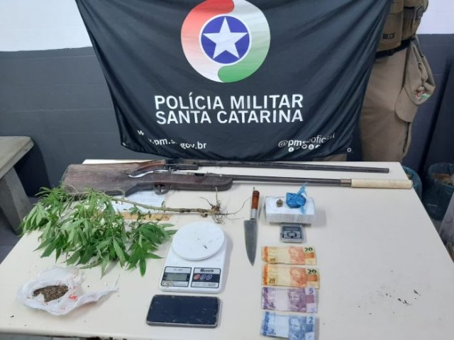 Homem  preso por trfico de drogas e posse de arma artesanal