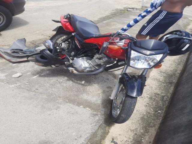 Acidente entre carro e moto deixa duas pessoas feridas