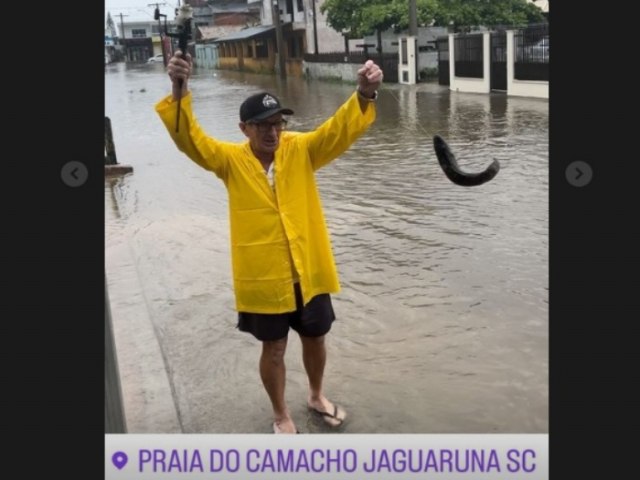 Morador finge pescar peixe em rua para protestar contra alagamentos em Jaguaruna