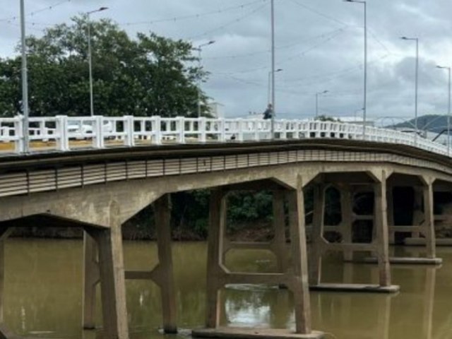 PM e Samu resgatam e imobilizam mulher em ponte em Tubaro