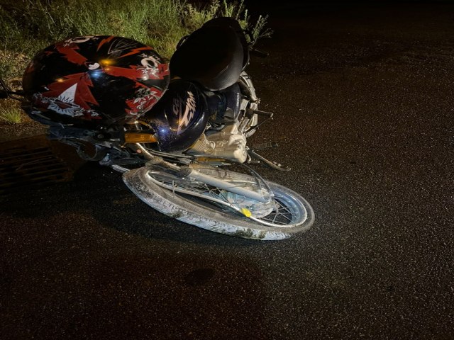 Motociclista  internado em estado grave aps colidir contra poste