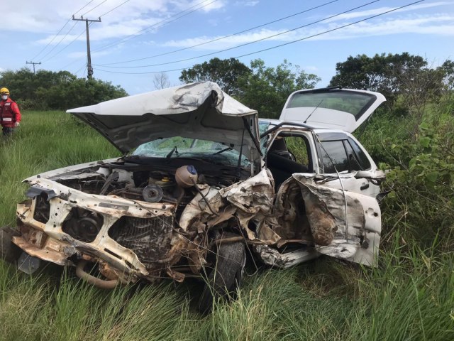 Grave acidente em Jaguaruna: coliso deixa condutor do carro preso nas ferragens