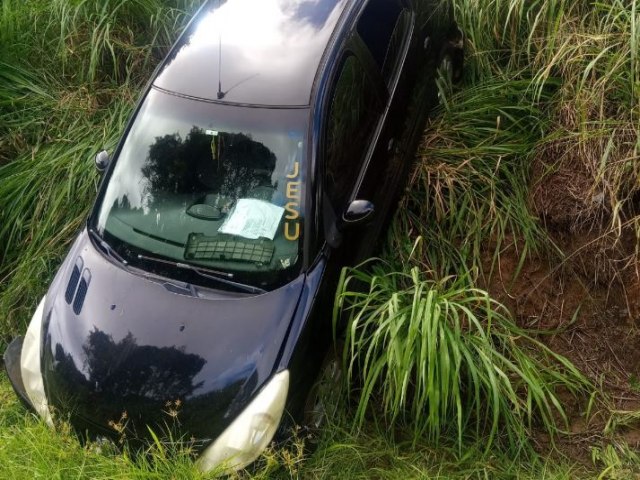 Mulher  socorrida aps carro sair da pista e parar em linha frrea