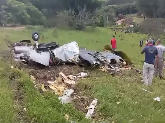 Avio cai em Minas Gerais e deixa sete mortos