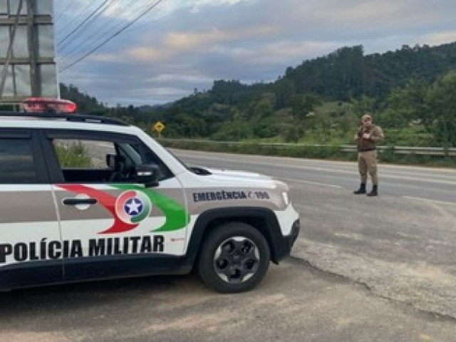 PM de Brao do Norte aborda morador de rua e descobre mandado de priso