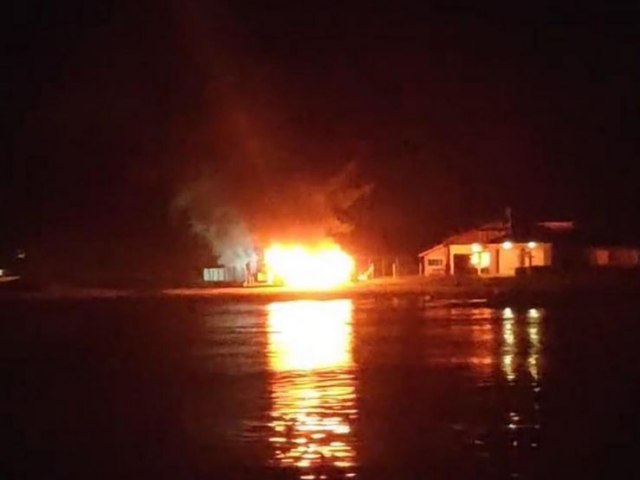 Laguna: Incndio destri rancho de pesca na Ponta da Barra