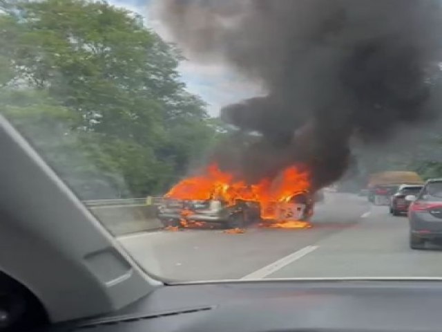 Carro pega fogo e deixa trnsito lento na BR-101 no Morro dos Cavalos