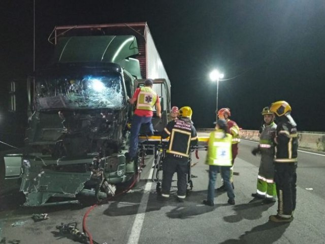 Motorista fica preso s ferragens aps colidir contra caminho