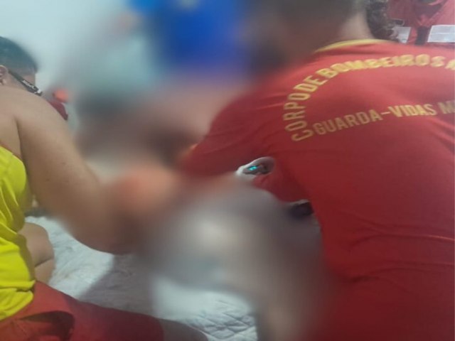 Criana  resgatada de afogamento em piscina residencial, em Jaguaruna