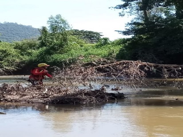 Corpo  encontrado no rio Tubaro em Pedras Grandes