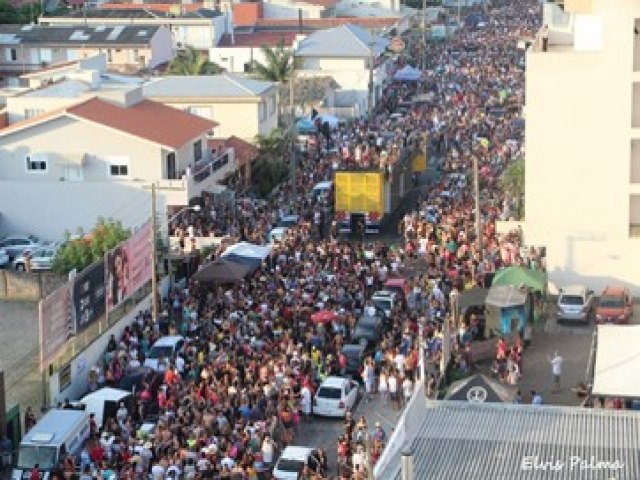 Multido acompanha o Bloco da Pracinha no Carnaval de Laguna