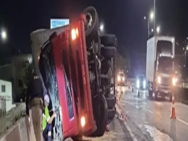 Motorista de caminho fica ferido aps veculo tombar na BR-101