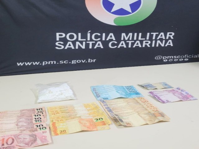 Dupla joga pacote de coca pela janela de carro e acaba presa pela PM