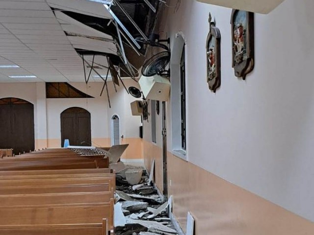 Telhado de igreja  danificado aps passagem de mau tempo