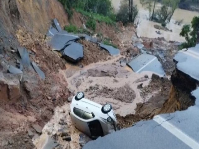 Idosos caem em cratera provocada por deslizamento de terra