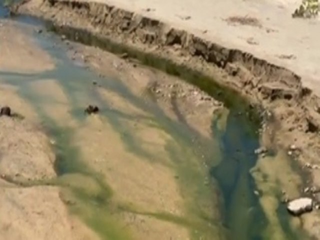 Laguna: Esgoto a cu aberto  flagrado na praia do Cardoso