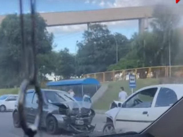 Veculos se batem e homem  resgatado das ferragens em Capivari de Baixo