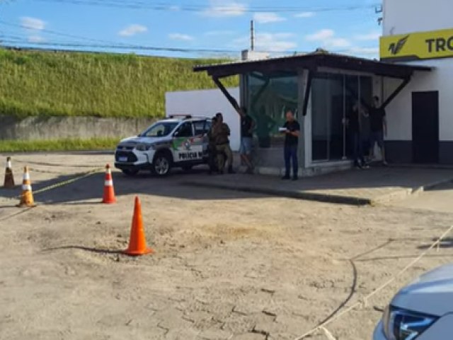 Desavena termina com homem baleado em posto de Tubaro nesta madrugada