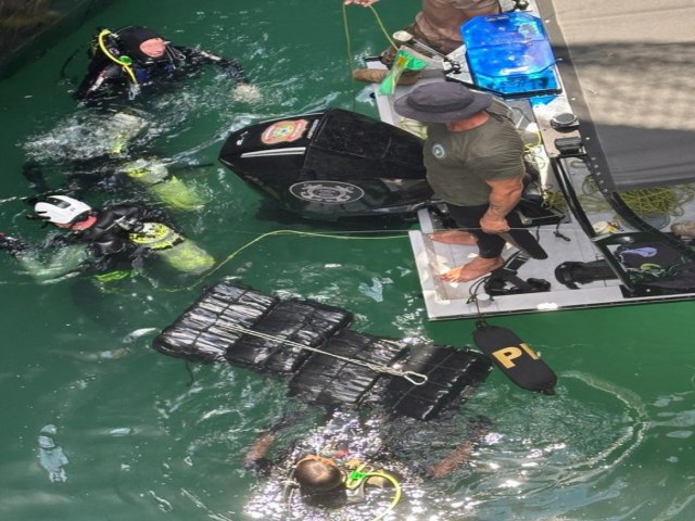 Mergulhadores encontram 124 kg de cocana escondidos em casco de navio na regio